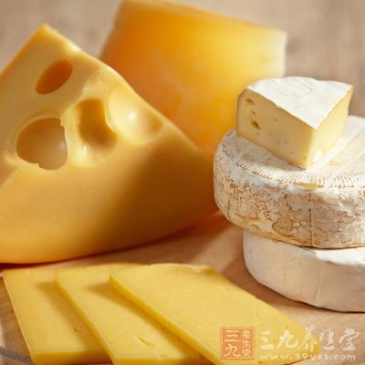 乳酪可有效平衡口腔中的酸碱度，强化牙表面珐琅质的重建