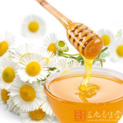 蜂蜜:蜂蜜含有丰富的维生素、葡萄糖等,能滋润美白皮肤 蜂蜜:蜂蜜含有丰富的维生素、葡萄糖等,能滋润美白皮肤