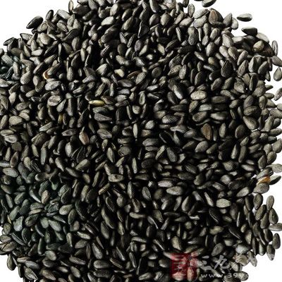 无论是黑芝麻还是白芝麻，其中都含有丰富的脂肪油