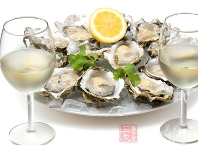 在各种海鲜中，牡蛎的锌含量丰富