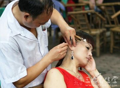 女子洗头后掏耳朵 患上外耳道炎