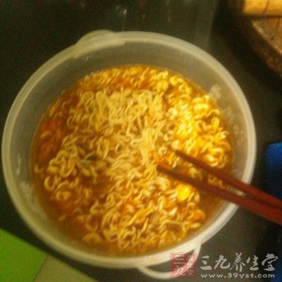 方便面不要经常吃。好不买即食的碗装面，吃的时候好煮
