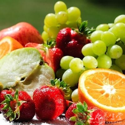 维他命C、E、绿茶多酚、葡萄多酚等，都是具有抗氧化功效的成分，可以多摄取水果