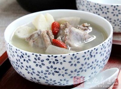 将排骨切成5厘米的条,放入沸水中氽约5分钟,洗净,沥干水分 将排骨切成5厘米的条,放入沸水中氽约5分钟,洗净,沥干水分