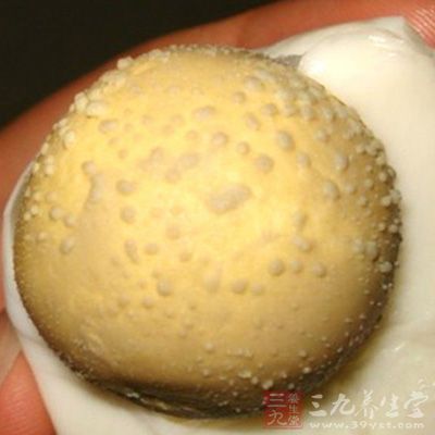 鸡蛋一定要热，如果不热了，可以再煮一下继续滚