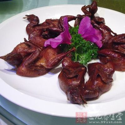 制作原料:鹌鹑6只,芝麻25克,蛋清两个,酱油10克 制作原料:鹌鹑6只,芝麻25克,蛋清两个,酱油10克