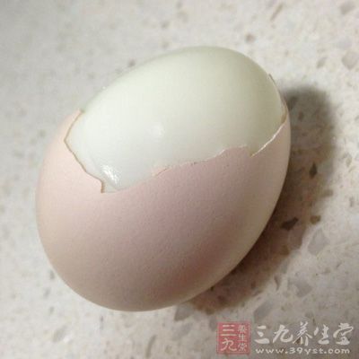 鸡蛋除了具有溶脂燃脂的作用，而且一个鸡蛋只有80卡的热量，可以说是减肥人士必吃的减肥食品