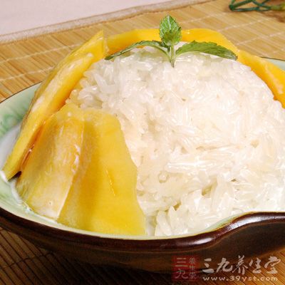 中饭是糯米饭，饭中掺杂豌豆