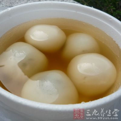 立夏日吃糯米粉拌鼠曲草做成的汤丸，名&ldquo;立夏羹&rdquo;