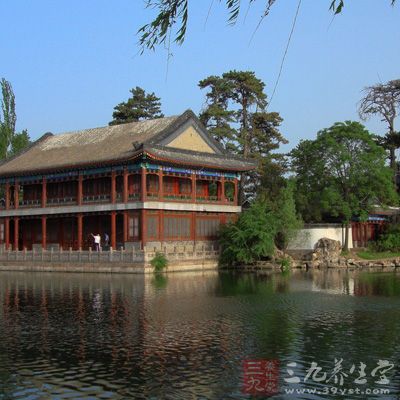 瀑布、山泉，轻轻的山风，宜人的温度，是人们避暑的好去处