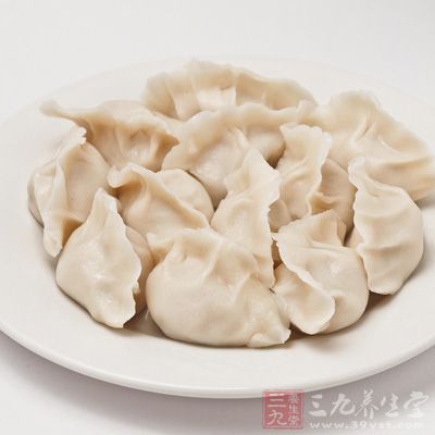 立冬则有吃水饺的风俗。立冬时,包饺子 立冬则有吃水饺的风俗。立冬时,包饺子