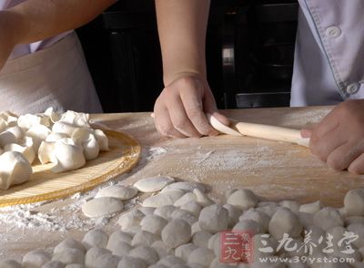 自己包饺子,其乐融融 自己包饺子,其乐融融