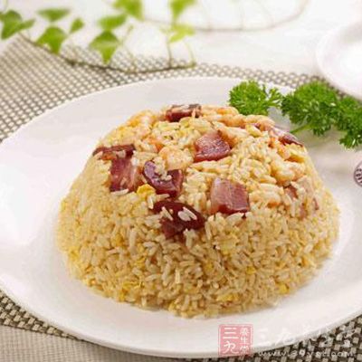 材料：冬季风干的腊肉、冷米饭、鸡蛋、葱、盐等