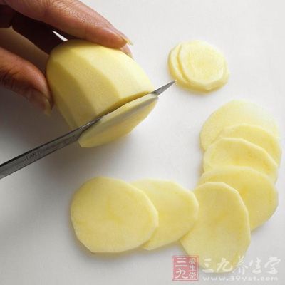 将土豆洗干净后再去皮,然后切成薄薄的小片,贴在有痘印的地方 将土豆洗干净后再去皮,然后切成薄薄的小片,贴在有痘印的地方