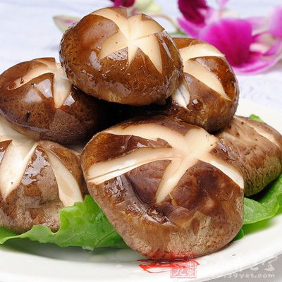 香菇富含香菇多糖、甘露醇、海藻糖等多种活性物质,具有提高免疫细胞活性、改善植物神经调节功能、增强机体排毒等作用 香菇富含香菇多糖、甘露醇、海藻糖等多种活性物质,具有提高免疫细胞活性、改善植物神经调节功能、增强机体排毒等作用