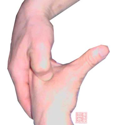 按压合谷穴可直接作用于胃肠，有非常好的缓解头晕及恶心呕吐的作用