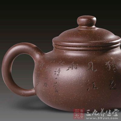 由于紫砂原料的可塑性好,紫砂陶的成型工艺有着与其他陶瓷工业与众不同的生产方式和技艺 由于紫砂原料的可塑性好,紫砂陶的成型工艺有着与其他陶瓷工业与众不同的生产方式和技艺