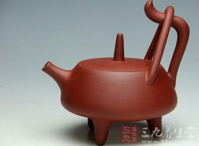 紫砂是一种炻器,是一种介于陶器与瓷器之间的陶瓷制品,其特点是结构致密 紫砂是一种炻器,是一种介于陶器与瓷器之间的陶瓷制品,其特点是结构致密
