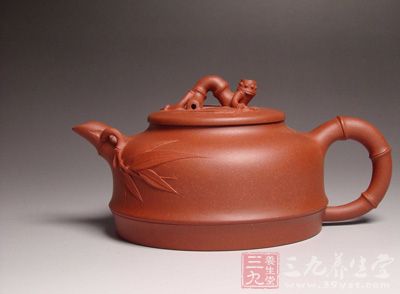 紫砂陶还有一个特点,就是把诗情画意由雕刻艺人直接刻画在紫砂陶土上 紫砂陶还有一个特点,就是把诗情画意由雕刻艺人直接刻画在紫砂陶土上