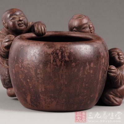 紫砂花盆的优点：紫砂花盆有着理想的吸湿排水性能，因为紫砂盆表里不施釉