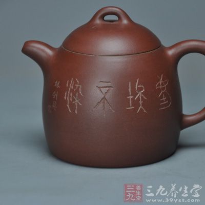 对紫砂泥已经是如此的执着,对壶张建生更是精益求精 对紫砂泥已经是如此的执着,对壶张建生更是精益求精