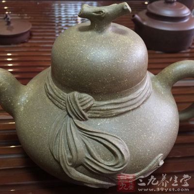 除去异味,将开水注入壶中,从壶嘴中快速倒出,即将壶浸泡于冷水中 除去异味,将开水注入壶中,从壶嘴中快速倒出,即将壶浸泡于冷水中