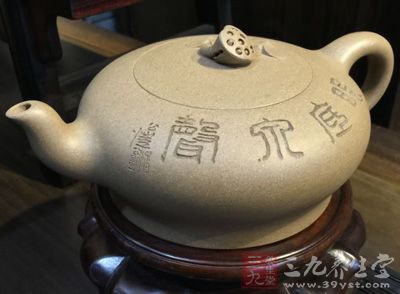 有人认为紫砂壶经历了长久使用后,在壶身内外积累的茶垢很宝贵,能够有助于茶香.这是正确的 有人认为紫砂壶经历了长久使用后,在壶身内外积累的茶垢很宝贵,能够有助于茶香.这是正确的