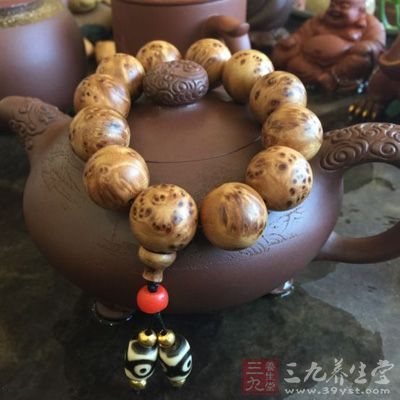 勿把紫砂壶放置在近多油烟,或多尘埃的地方 勿把紫砂壶放置在近多油烟,或多尘埃的地方