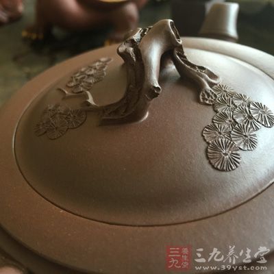 将买回来的蔗切开后,放在煲内,然后再煮1小时 将买回来的蔗切开后,放在煲内,然后再煮1小时