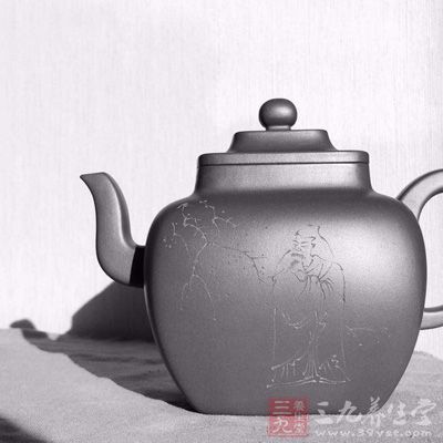 紫砂壶身热时用茶巾沾茶水擦拭壶身,不断地推搓 紫砂壶身热时用茶巾沾茶水擦拭壶身,不断地推搓