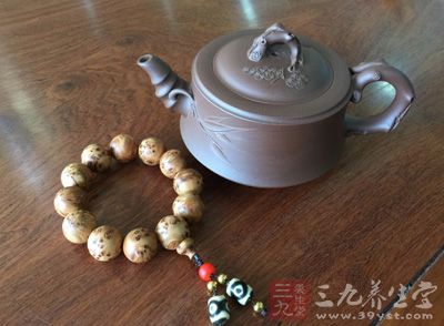 泡茶时,勿将紫砂壶常浸水中