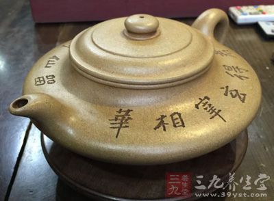 用完后的紫砂壶必须保持壶内干爽,勿积存湿气 用完后的紫砂壶必须保持壶内干爽,勿积存湿气