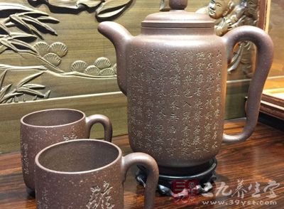 虽然看似养护紫砂壶是件庞大的工程,但它能倍受推崇的魅力也在于此 虽然看似养护紫砂壶是件庞大的工程,但它能倍受推崇的魅力也在于此