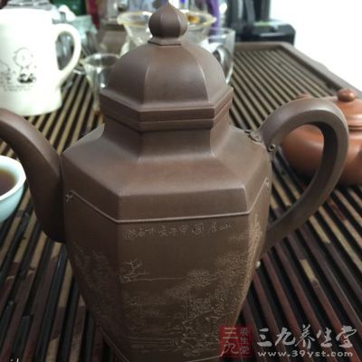 只要您已选定何茶配此壶,那我们就可以开始着手“打地基”了