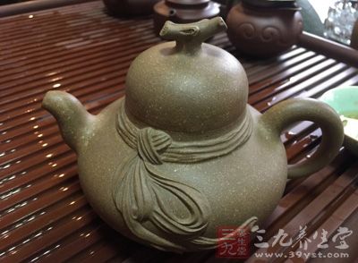泡茶时,先用沸水浇紫砂壶身外壁 泡茶时,先用沸水浇紫砂壶身外壁