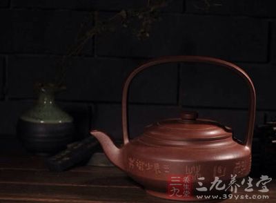 紫砂壶的泥原料,为紫泥、绿泥和红泥三种 紫砂壶的泥原料,为紫泥、绿泥和红泥三种