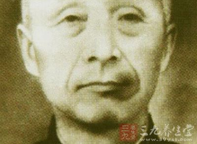 吴云根出生在一个平民家庭.因家境贫寒,他13就在蜀山跟随师祖汪根宝学紫砂壶艺 吴云根出生在一个平民家庭.因家境贫寒,他13就在蜀山跟随师祖汪根宝学紫砂壶艺