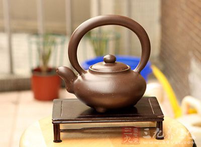 宜兴紫砂壶确实具有保持茶香清醇,不易变质发馊等良好性能 宜兴紫砂壶确实具有保持茶香清醇,不易变质发馊等良好性能