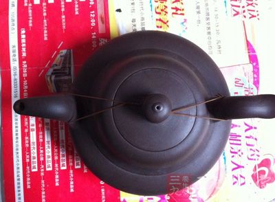 人们都知道紫砂壶珍贵,但是普通的紫砂壶也不过百元 人们都知道紫砂壶珍贵,但是普通的紫砂壶也不过百元