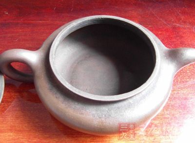 大家选择紫砂壶喝茶,除了紫砂壶对茶香怡养之外,还有一个重要的原因是紫砂壶能养 大家选择紫砂壶喝茶,除了紫砂壶对茶香怡养之外,还有一个重要的原因是紫砂壶能养