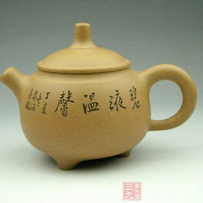 有人说广东潮州壶属于紫矿,是错的,那地方的壶也是用矿土烧制,属于正常的高岭土 有人说广东潮州壶属于紫矿,是错的,那地方的壶也是用矿土烧制,属于正常的高岭土