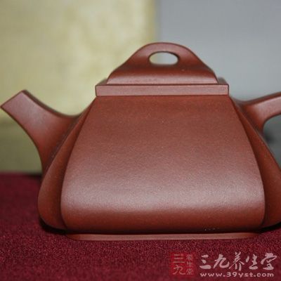 咱们喝茶第一泡是洗茶,洗茶的水可以用来淋壶 咱们喝茶第一泡是洗茶,洗茶的水可以用来淋壶