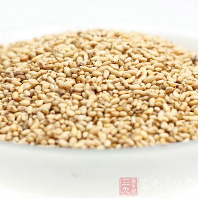 制作红油：取小碗一只，放入辣椒粉和白芝麻