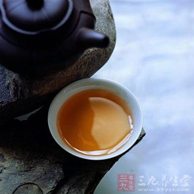 喝茶过程里面,客人重要的回礼礼节是扣指礼,又叫屈指跪