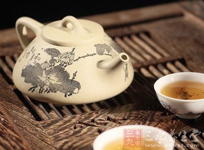 如今很少有人知道客位的尊卑问题,虽然茶道里面讲究的是主随客便一说,不过喝茶的人多了,自然应该遵循一定的原则