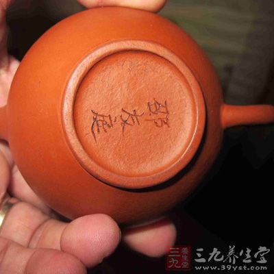 天紫砂茶具是用江苏宜兴南部及其毗邻的浙江长兴北部埋藏的一种特殊陶土,即紫金泥烧制而成的 天紫砂茶具是用江苏宜兴南部及其毗邻的浙江长兴北部埋藏的一种特殊陶土,即紫金泥烧制而成的