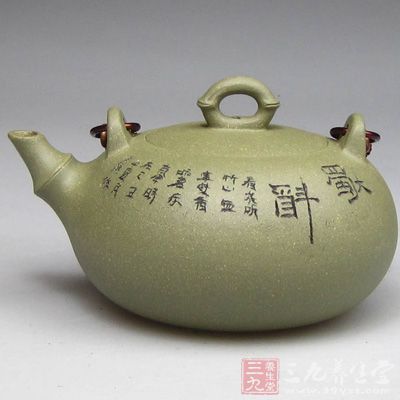 紫砂壶烧制的原料为泥土,紫砂壶泥分为三种 紫砂壶烧制的原料为泥土,紫砂壶泥分为三种