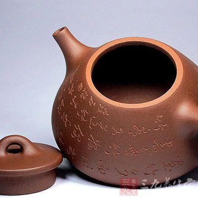 特点:块状中有青绿色的"鸡眼"、"猫眼"、色呈偏紫泛青,细而纯正,十分稀少