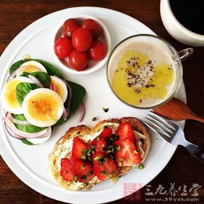 减肥早餐要注意饮食均衡，一定要摄入足够热量