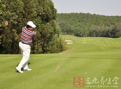 高尔夫球比赛是依照规则从发球区开始经一次击球或连续击球将球打入洞内 高尔夫球比赛是依照规则从发球区开始经一次击球或连续击球将球打入洞内